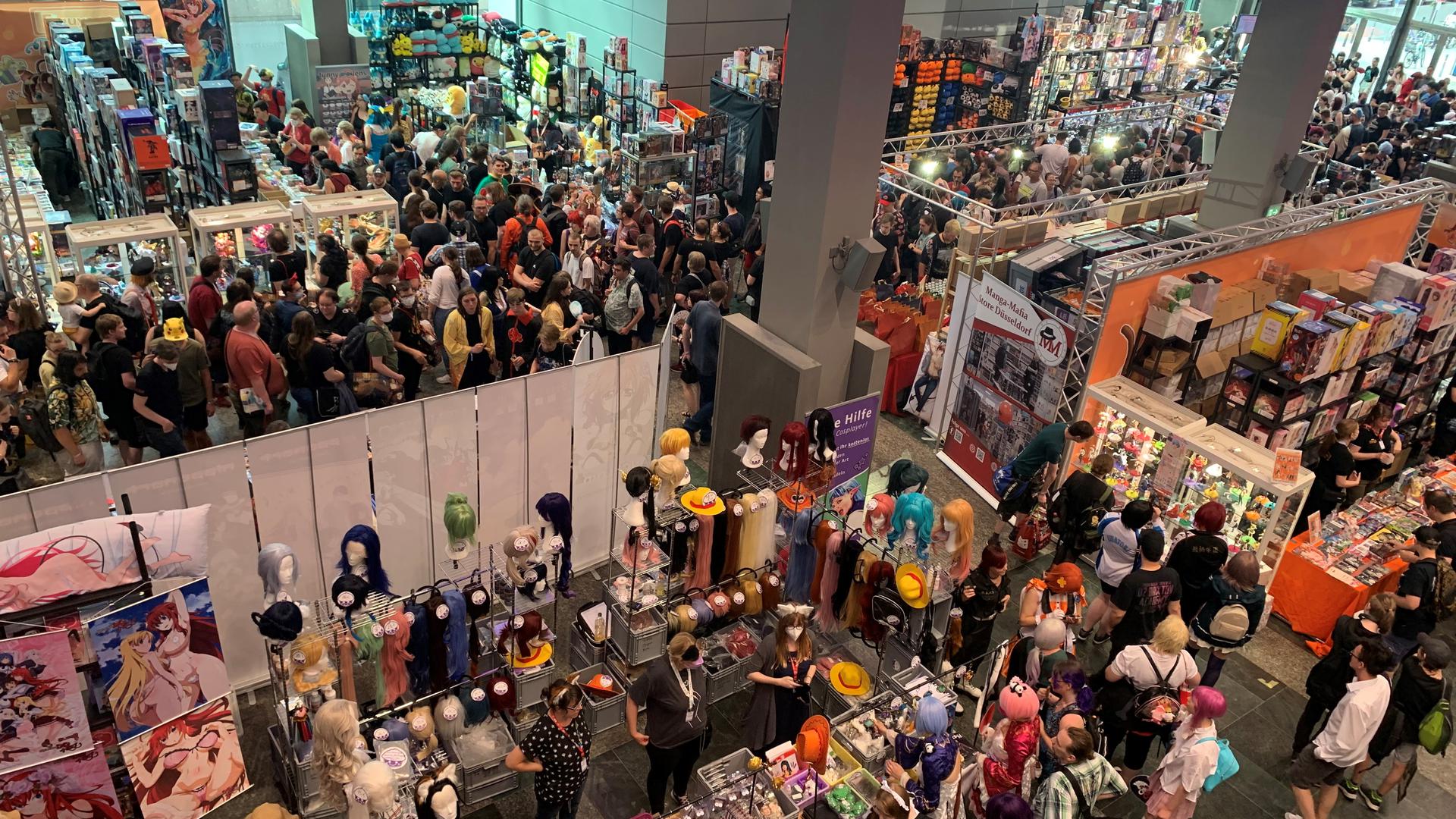 Ein riesiger Markt für Fan-Artikel: Von der knallblauen Perücke bis zur teuren Spielfigur können begeisterte Anhänger der Anime- und Computerspielszene ihr Geld an vielen Verkaufsständen der Messe Animagic in Mannheim loswerden.